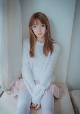 女大学生的沙龙室主演
